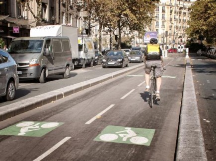 Paris segregated cycle lane (copyright Simon MacMichael)